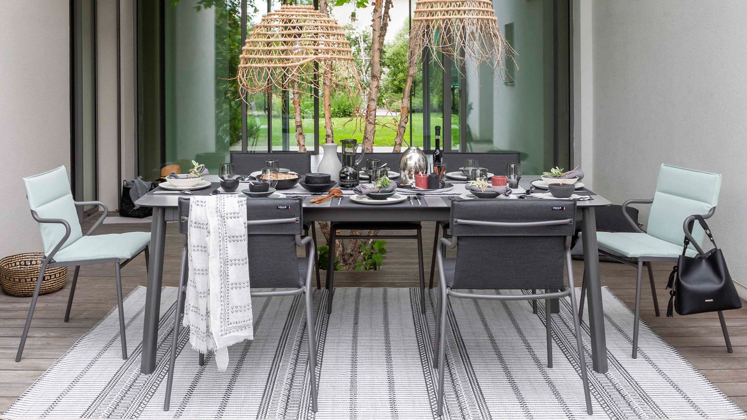 Quale materiale scegliere per il tavolo da giardino?